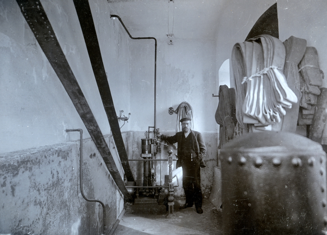 Противопожарный насос на фабрике Д.Г. Бурылина, 1903 г. Противопожарный насос на фабрике Д.Г. Бурылина, 1903 г.