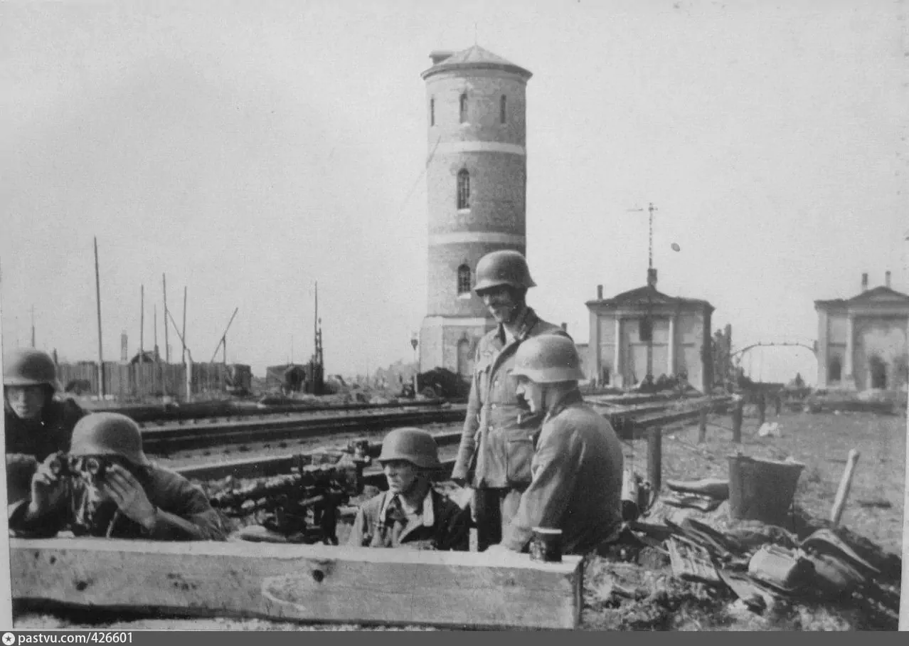 Чудово, пулемётная позиция немцев около железнодорожного вокзала, 1941 г. Чудово, пулемётная позиция немцев около железнодорожного вокзала, 1941 г.